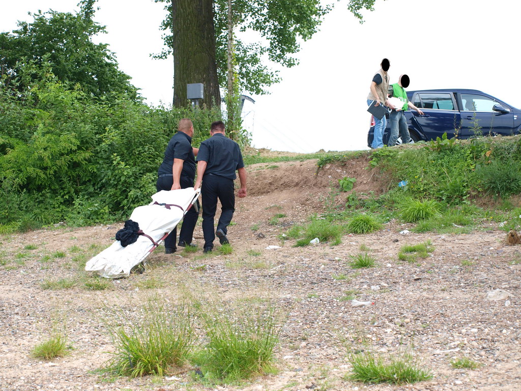 Wasserleiche angespuelt Koeln Deutz Rheinpark Hoehe Zoobruecke P24.JPG